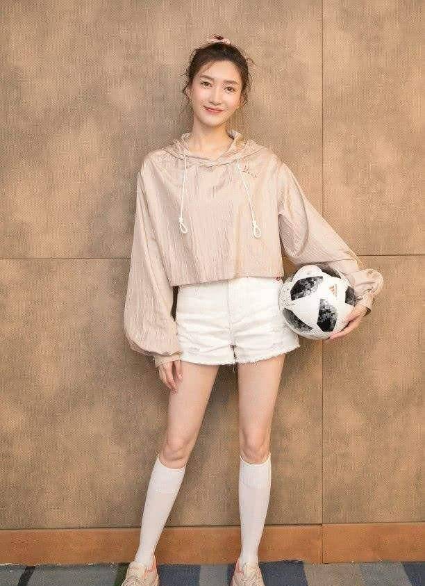 江疏影腰太细,穿亚麻衬衫搭配半裙,既突显腰线又干净利落_白色_黑色