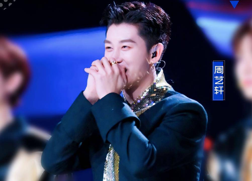 《以团之名》决赛,周艺轩寸头造型成亮点,粉丝调侃不出道就出家_网友