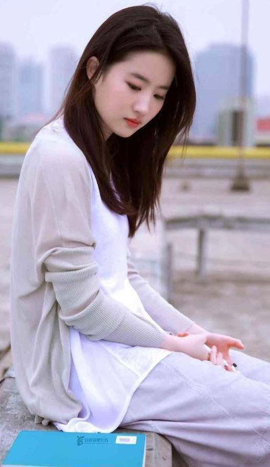 33岁的刘亦菲现状令人羡慕:女人的美貌和幸福,都是钱撑起来的_生活_花