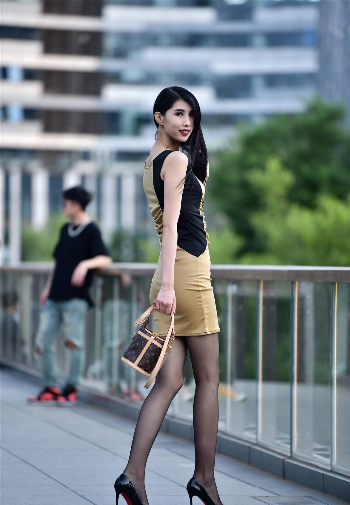 搭配超薄黑袜和缝制的彩色紧身裙_女子_效果_高跟鞋