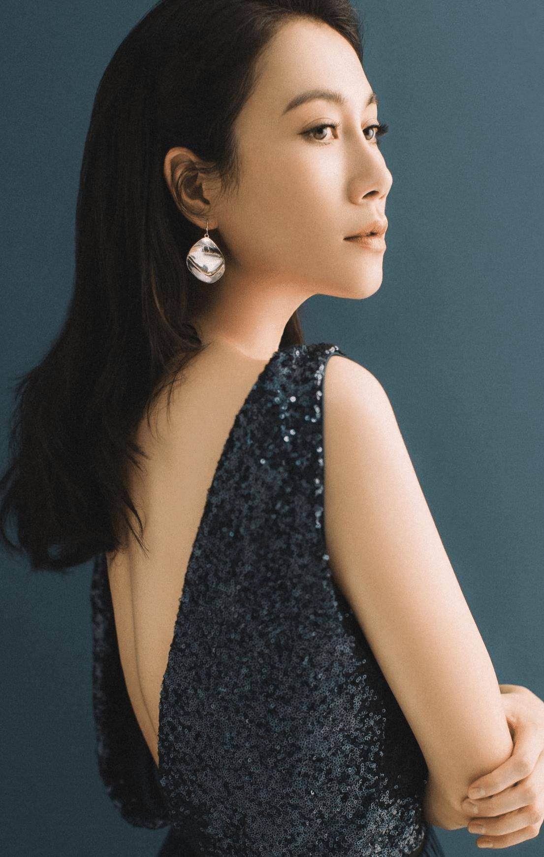 温峥嵘身材好苗条,就是面容有些显老态了,好在气质还是那么高贵_裙装