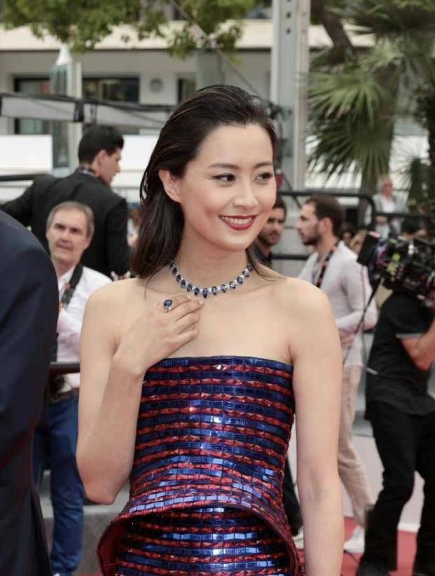 陈法拉实在找不到国外的风格,穿针织裙却摔倒,露出大肚胯窄的腰_身材