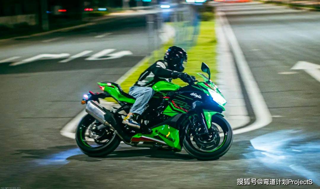 作为川崎的纯种的zx车系,源自父辈zxr400与zzr400的血脉继承,川崎zx-4