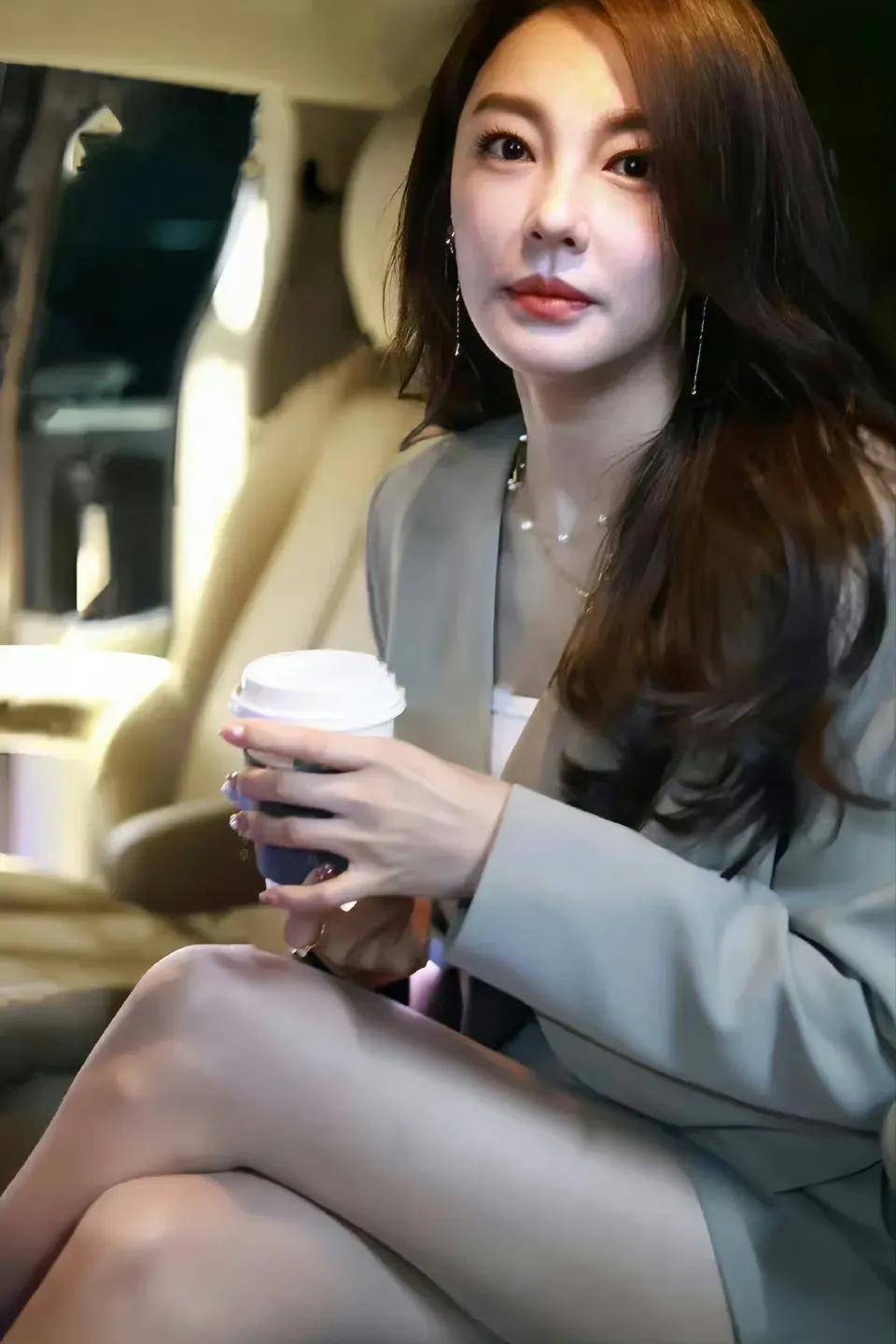 张雨绮身穿性感白丝,大长腿显露无疑,真是要什么有什么.