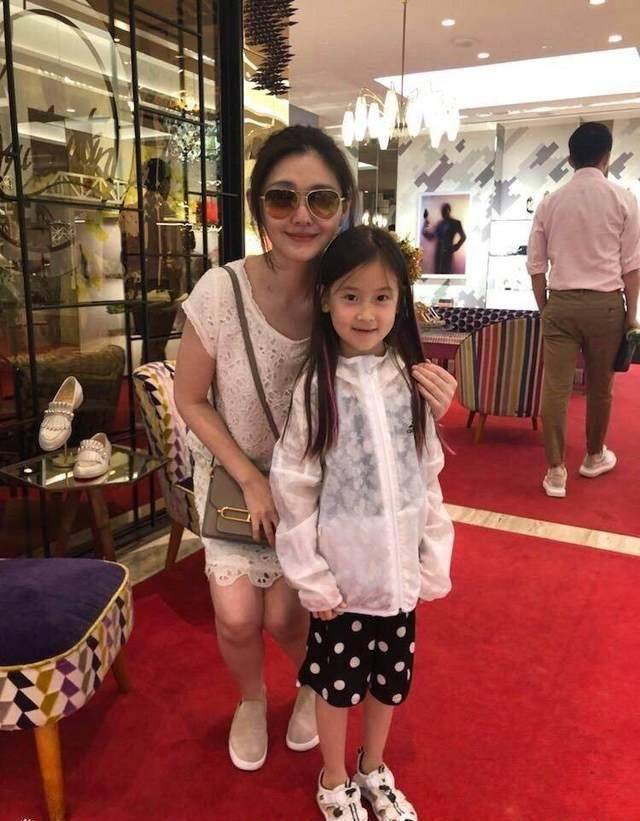 大s瘦身成功?一张合影却暴露胳膊比路人都粗!