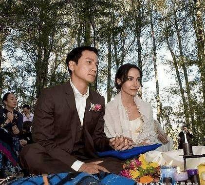 吴彦祖,36岁结婚,婚后11年与女子相亲相爱家庭幸福