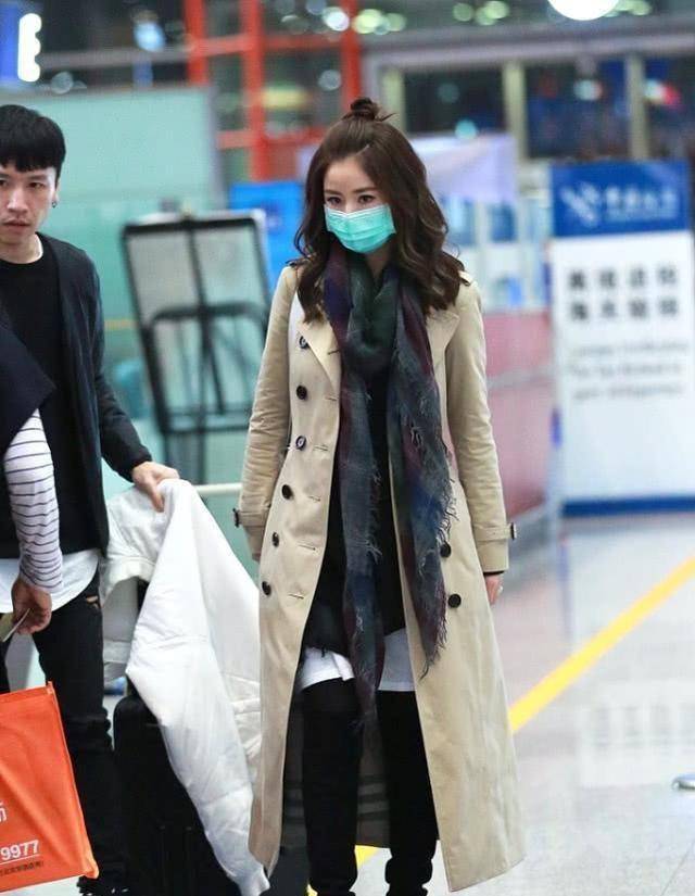 看看林心如配的一双黑色靴子.