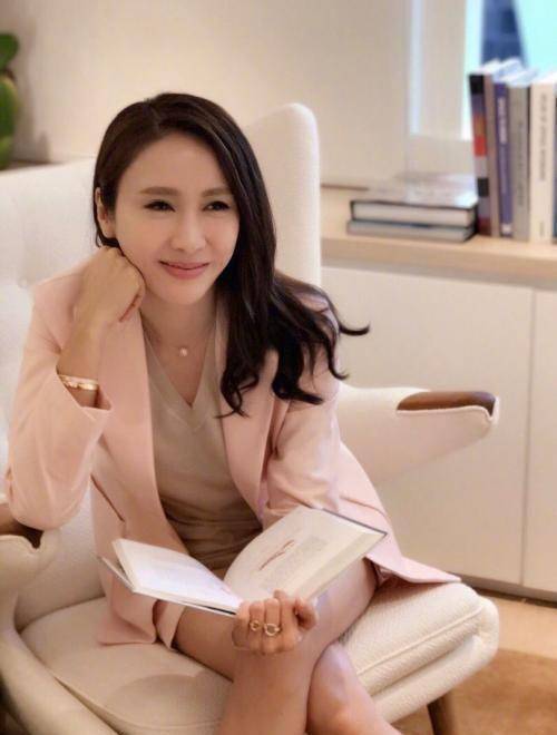 黎姿换风格,格子西装配百褶裙时髦显嫩,看到眼睛终于相信她48了_外套