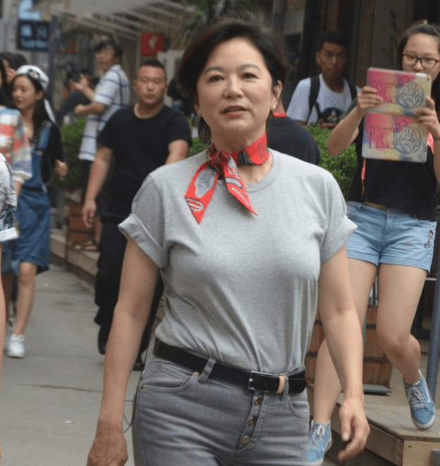 林青霞疑不穿内衣惹争议,与男友人合影坐c位,被嘲胖如大妈_因为_照片