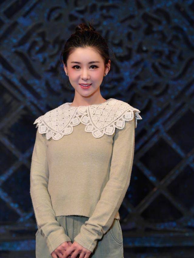 李小萌在家炫舞姿,瘦到92斤穿毛衣塞裤腰显宽松,扎马尾太减龄_造型