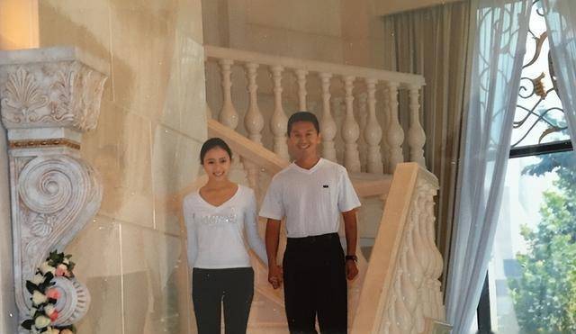 吴若甫和刘莎:相差22岁的夫妻,男主曾被绑架,女主是舞蹈演员_婚礼