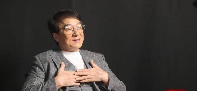 刘德华现身国庆70周年晚会,穿唐装献唱《中国人》_华仔_万国人_身后