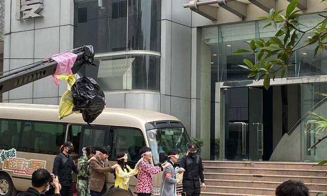 密室大逃脱路透图曝光,杨幂邓伦久违拥抱,郭麒麟黄明昊欢脱出场_画面