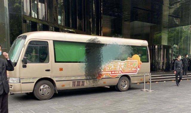 密室大逃脱路透图曝光,杨幂邓伦久违拥抱,郭麒麟黄明昊欢脱出场_画面