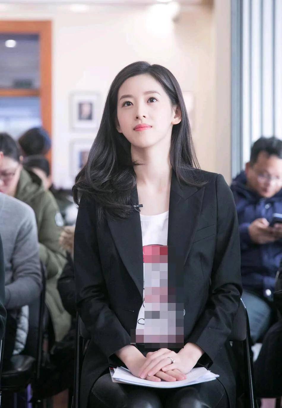 章泽天带5岁闺女现身,穿红毛衣配黑裙好显美,就像女儿的姐姐_奶茶