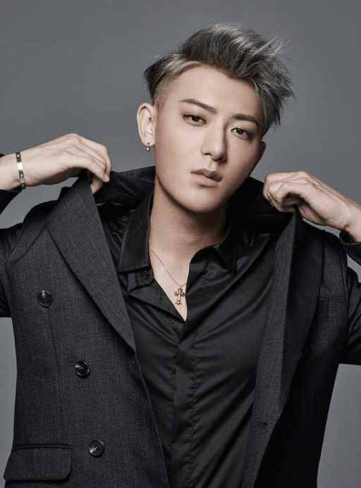 黄子韬晒与表哥合照,两个人相似到让网友认不出_姜彭_鲜肉_评价