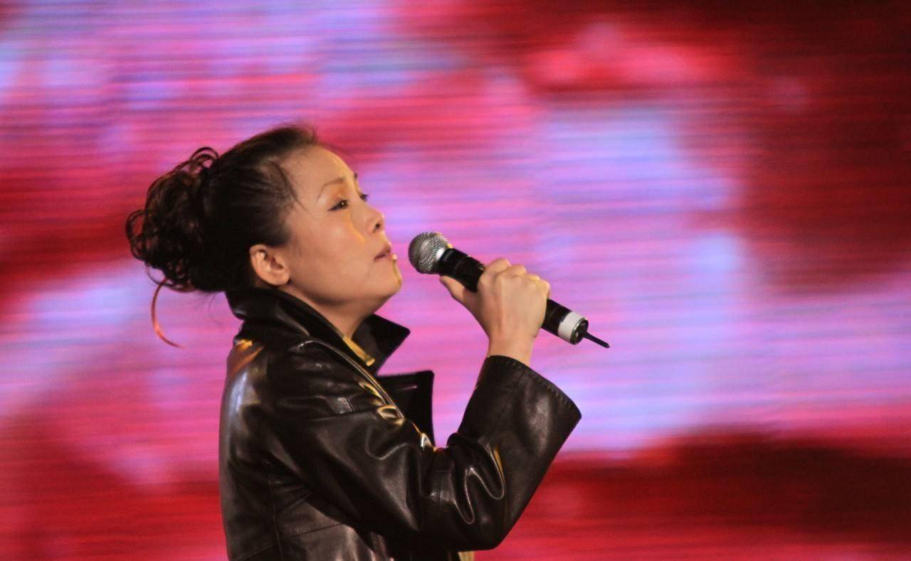 55岁田震近况罕见曝光,发际线后移惹人怜,独自在夜市小摊撸串_身体