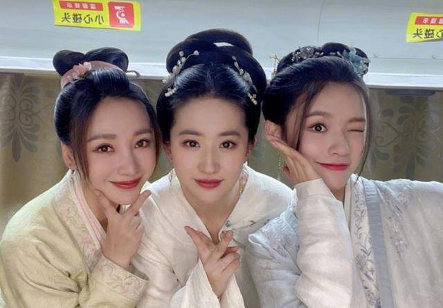 刘亦菲林允柳岩三人杀青照被曝光,动作亲密搞笑_照片_年纪_电视剧