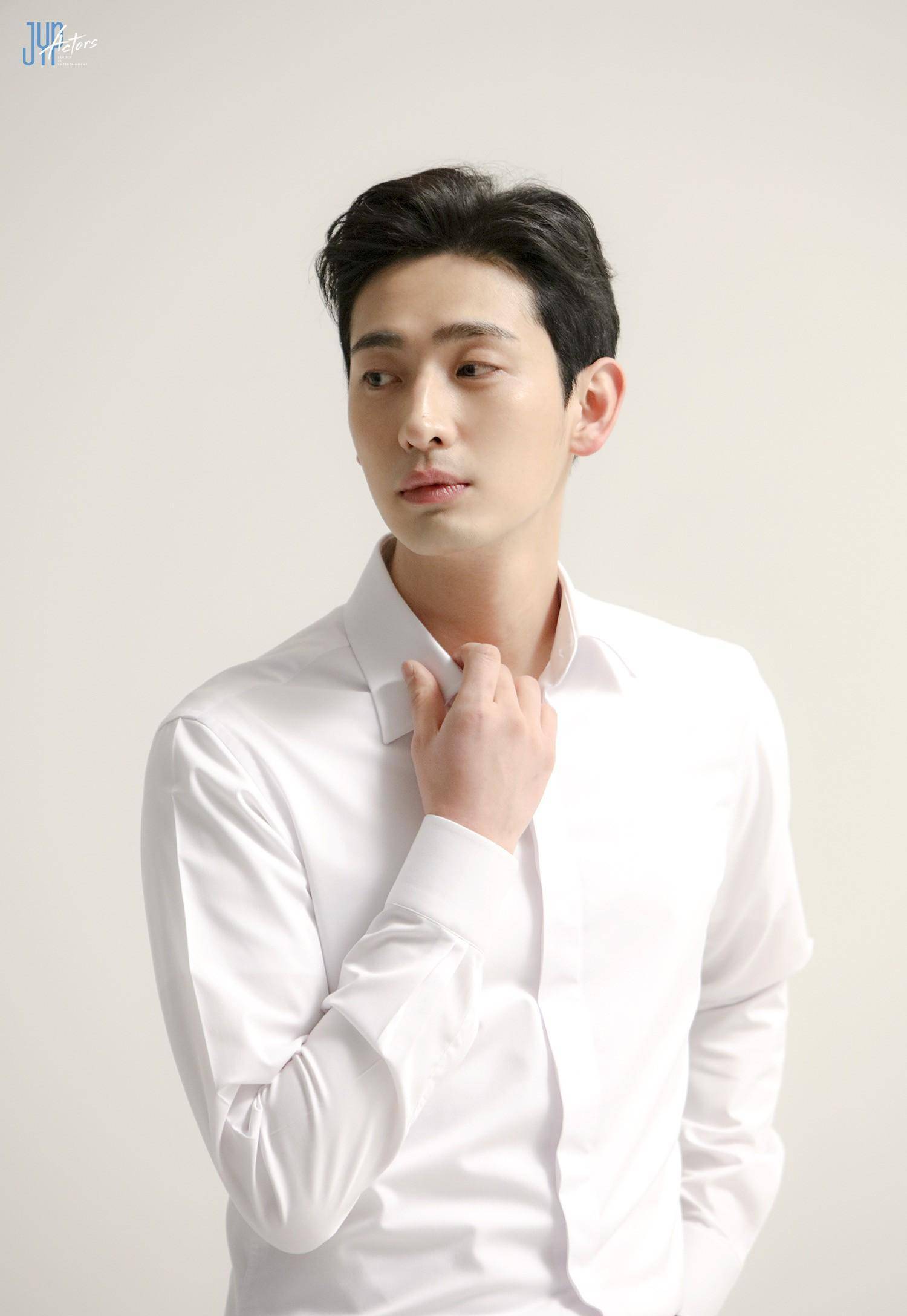 yura:气象局记者yura饰演的蔡有珍原本对气象完全没有兴趣,但意外地被