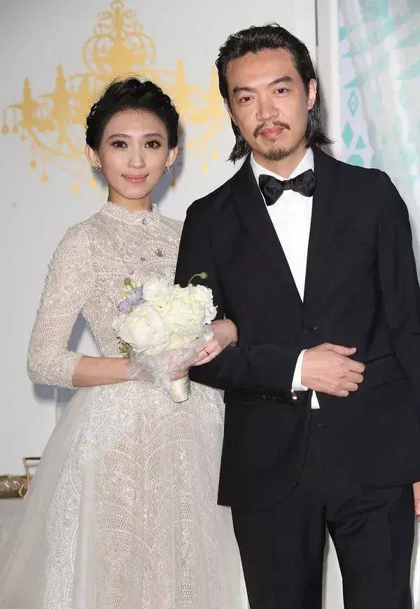 戴佩妮的每篇微博,卢信江都会帮忙转发.