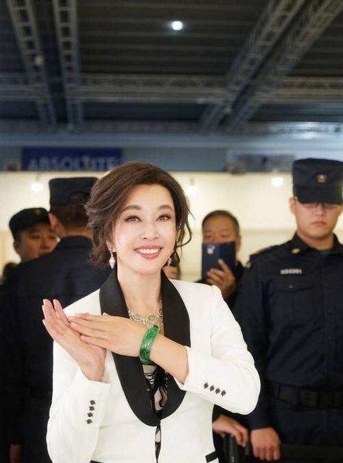 刘晓庆生日当天晒翡翠网友关注的是却是这件衣服!_活动_事业_武则天