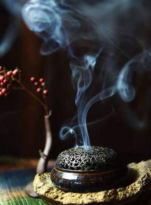 两宋香炉的造型很丰富,尺寸的大与小是一种区别,有盖与无盖,又是一种