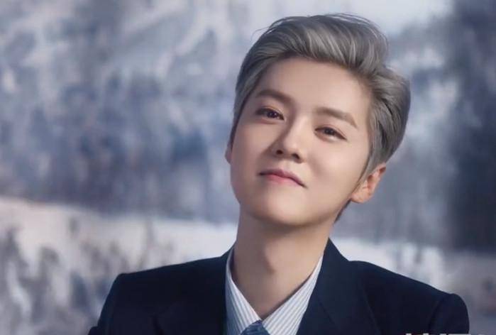 鹿晗的身世牛到各界狗仔都扒不出来,搓搓手指保镖就自动上前,芭莎主编