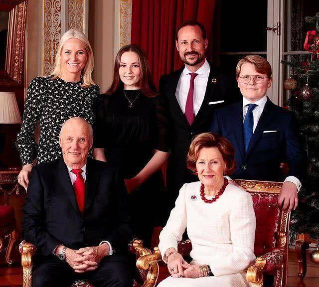 挪威王室圣诞全家福,15岁公主美出新高度,金发王妃这一年太艰辛_梅特