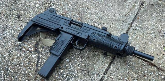 他坐牢两年,设计出名满世界的冲锋枪,该枪以他的名字命名_盖尔_乌兹