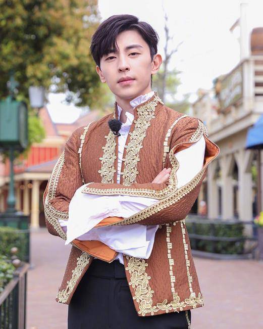 邓伦穿王子装做俯卧撑,却被脚上的鞋抢了镜,多数男生不会这么穿_运动