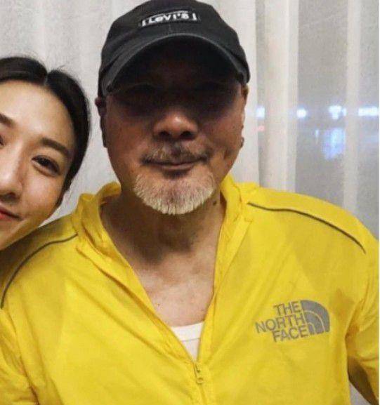 徐少强父女合照罕曝光,女儿继承妈妈雪梨美貌,靠爸爸肩头显亲昵