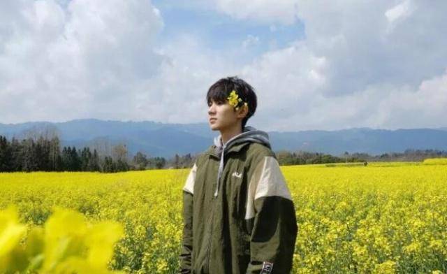 公众面前"人设"崩塌王源抽烟,你选择原谅吗?_北京市_餐厅_公共场所