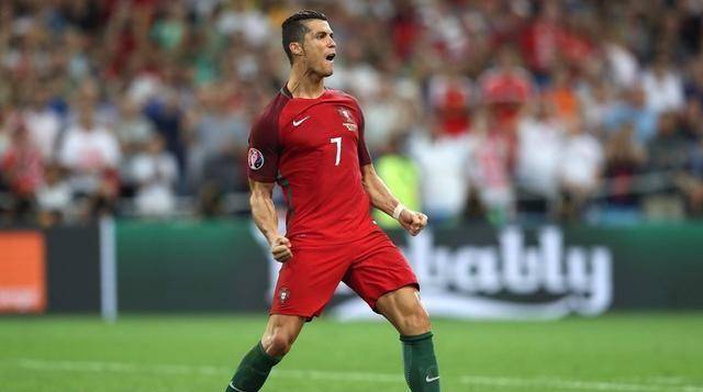 欧洲杯名场面:飞蛾扑向了最耀眼的光芒,那个男人终于封王!