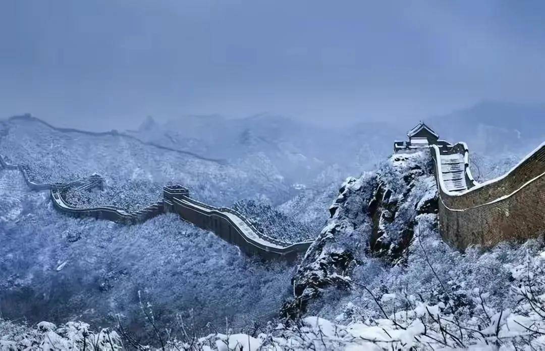 "北风卷地白草折,胡天八月即飞雪.