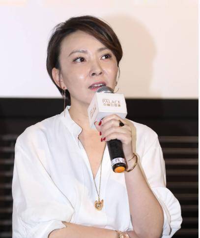前电视主持人刘威葳,被传是张嘉译前妻,如今嫁富豪成这般模样_刘薇薇