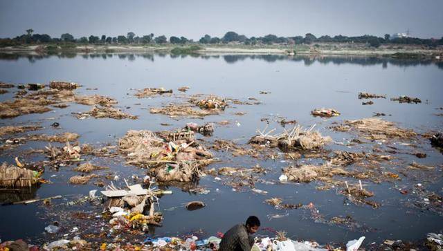 其一,印度水资源污染严重,恒河水受到的污染堪称世界闻名,试问印度