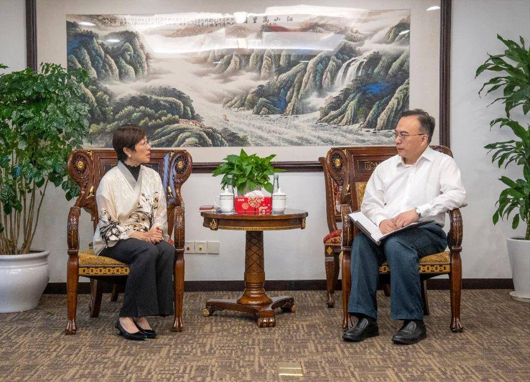 朱民会见香港特区政府驻沪办主任蔡亮一行_合作_两地_发展