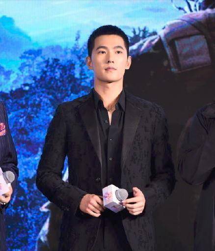 他心情不错,和众好友有说有笑地走进了ktv,杨洋身边除了助理和工作