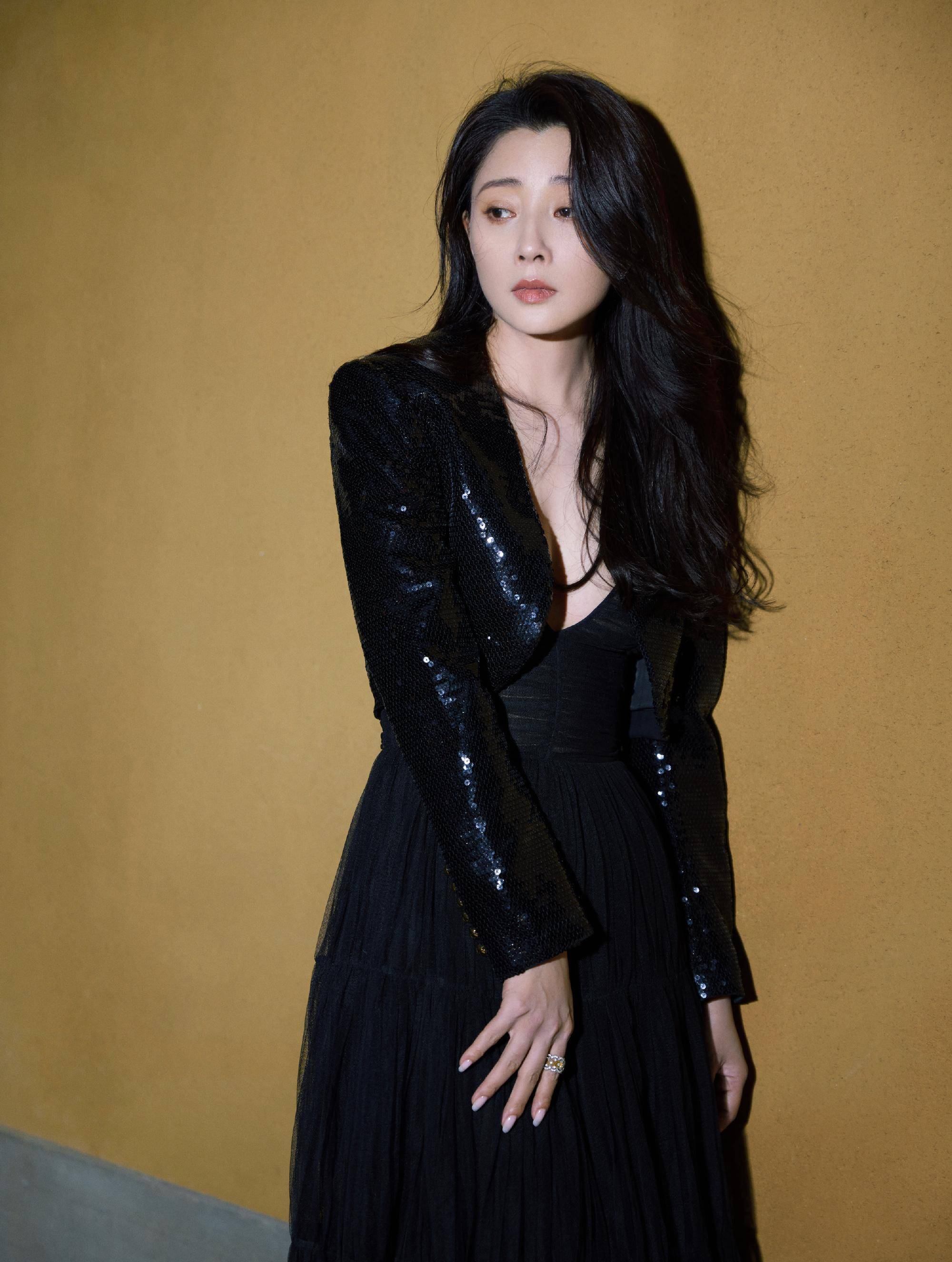 蓝毯殷桃造型奖,一身大波浪深v黑裙,摇曳迷人_黑色_时尚_连衣裙