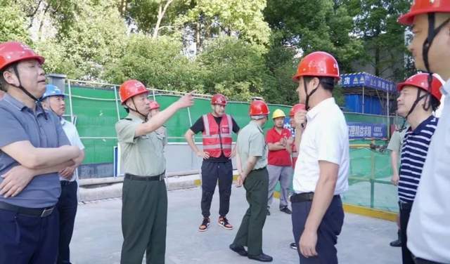 泰州军分区领导慰问一线建设者_廖鹏_施工_作业