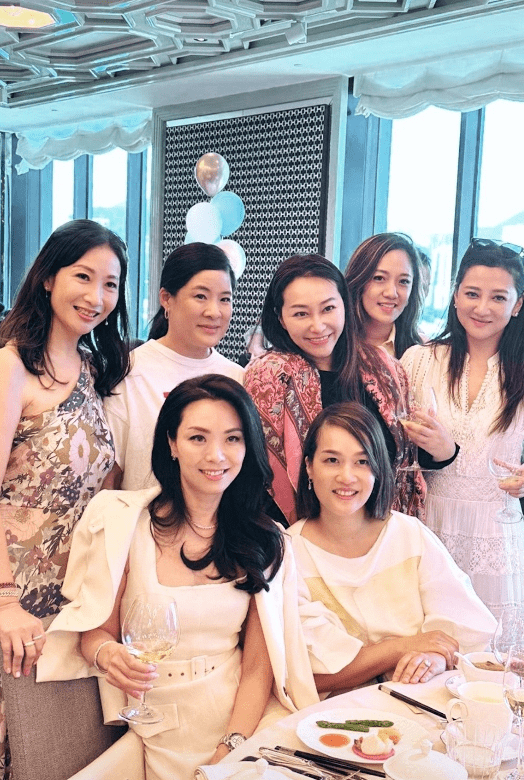 香港富三代郑志雯,穿白衬衫配黑裙为小朋友颁奖,不像是五娃妈妈_工作