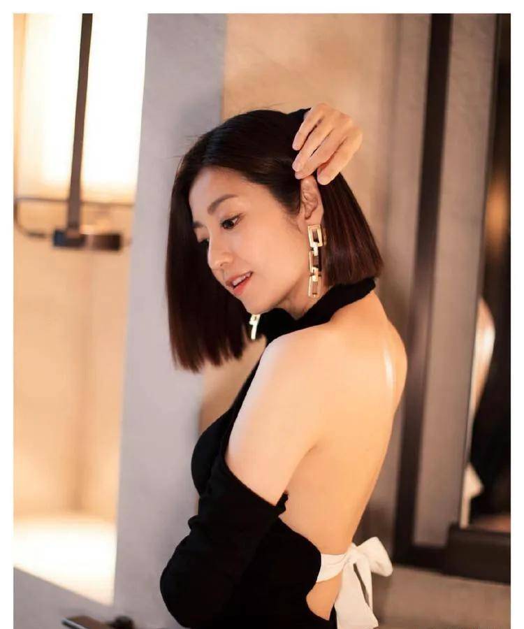 陈自瑶tvb获奖实至名归,时尚连衣裙好显美,开衫配长裙美成20岁_王浩信