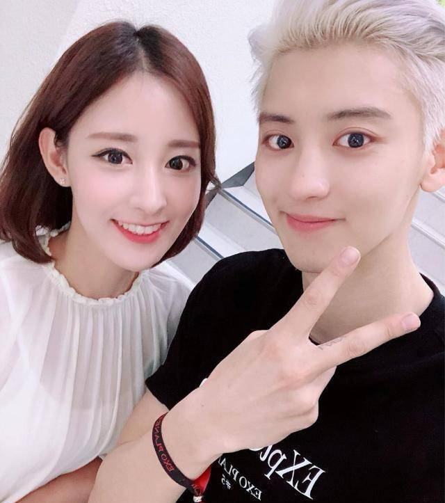 朴灿烈姐姐颜值不输爱豆,白衬衫配短发可以出道,不敢相信已结婚_朴宥