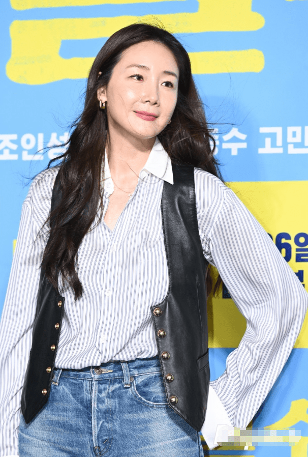 48岁崔智友久违露面,脸部肿胀表情僵硬,又老又年轻让人认不出