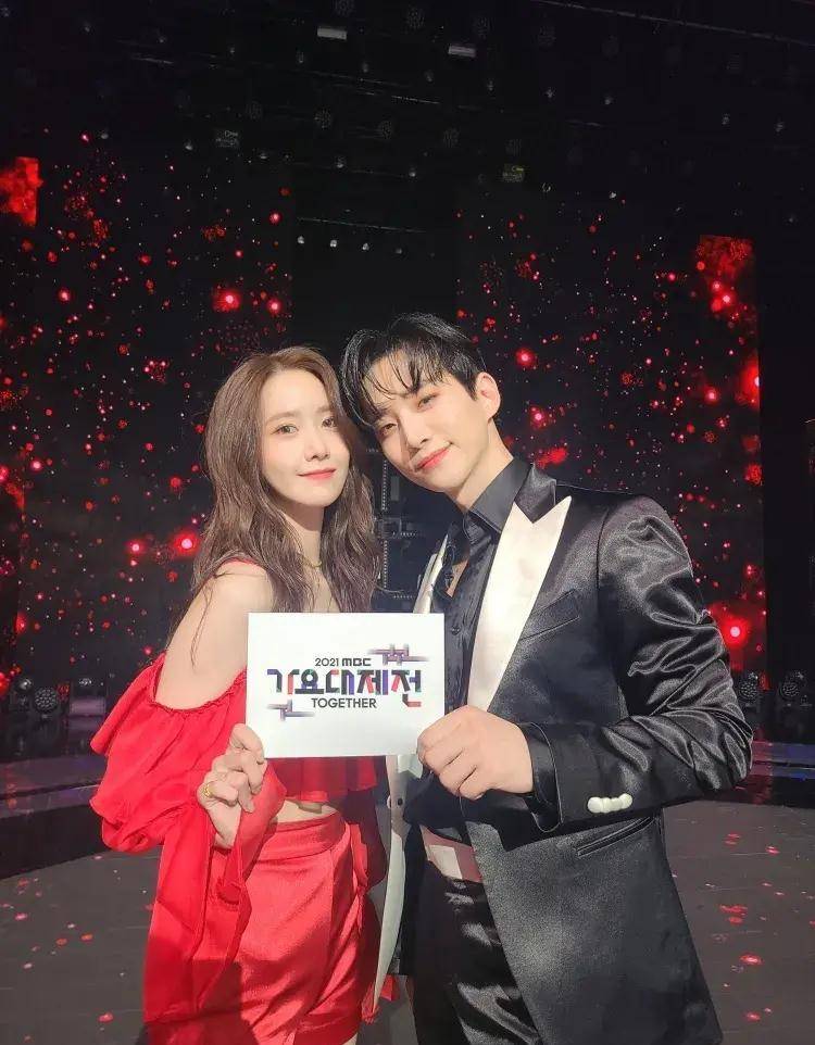 林允儿罕见全露时尚炸裂,krystal超贴身礼服闪现诱人曲线_郑秀晶