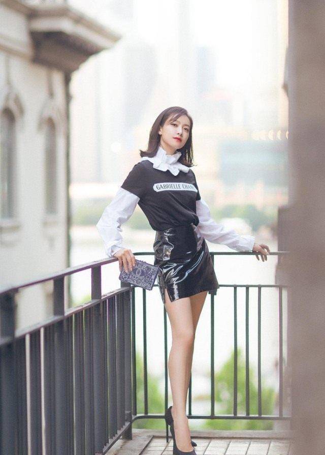 宋茜黑裙亮相不慎尴尬崴脚_感觉_时尚_黑色