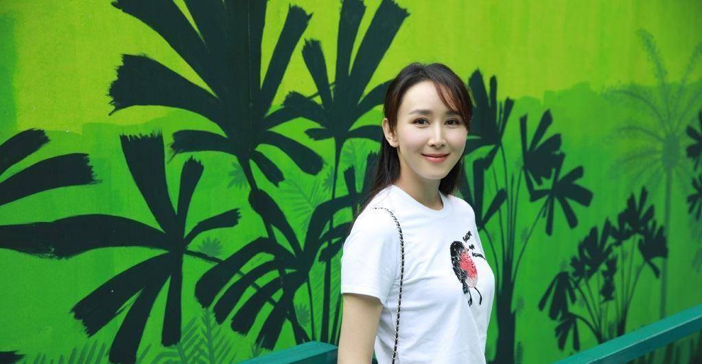 曝豪门阔太"胡静"喝酒喝到不省人事,被2名男子用轮椅推着走_好友_友人