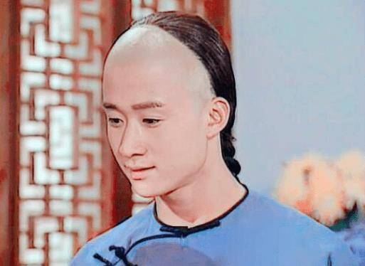 他是白美美的阿飞从小的锻炼让吴京有了优于常人的体质,但年轻时候的