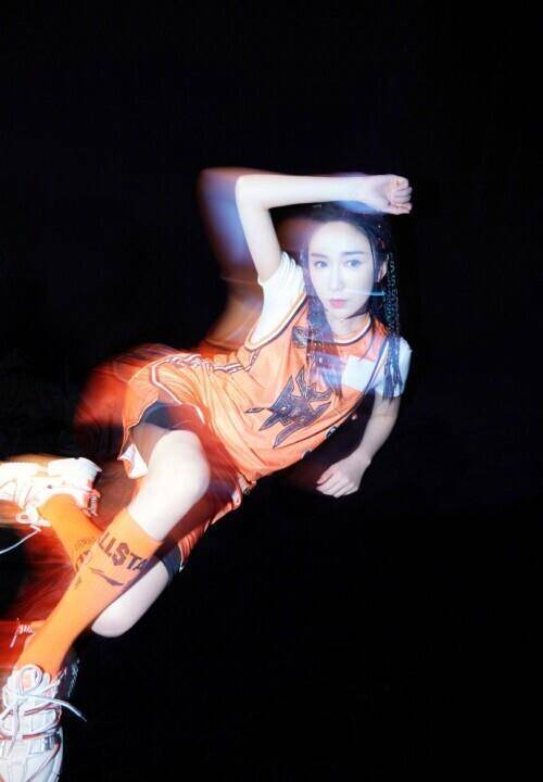 娄艺潇穿运动服扎脏辫儿 青春阳光少女感十足_娱乐_梦想_闹钟