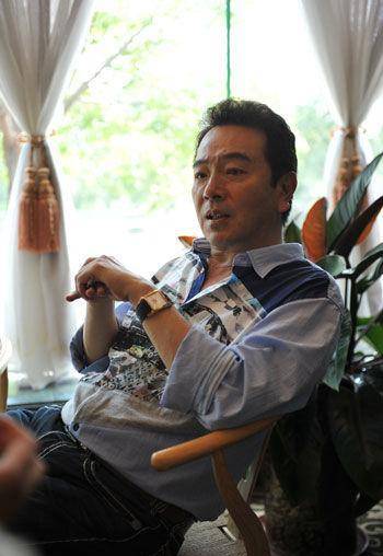 64岁老戏骨张晨光,出镜带货被说哭,生活中他是一个特抠门的人_年张晨